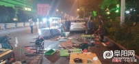 阜阳小吃摊摆到快车道上，两摊主为争摊位打了起来