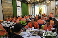 阜阳300环卫工免费吃火锅