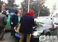 一些乞讨人员阜阳街头拦住迎亲车队讨喜钱