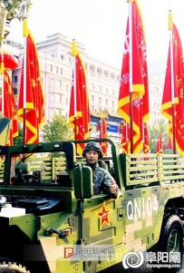 阜阳籍战士王快乐 驾战车光荣受阅